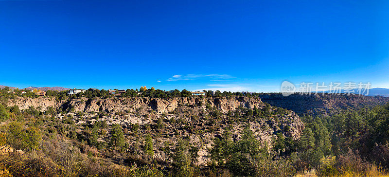 洛斯阿拉莫斯，NM:阳光照耀的岩石悬崖/台面/峡谷与家庭全景